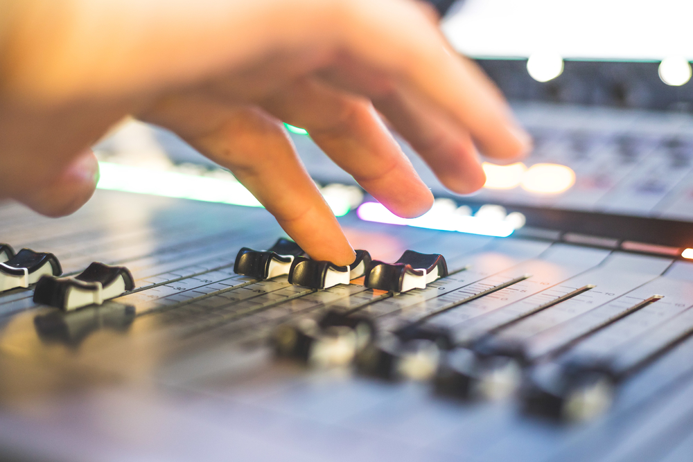 錄音室中的藝術 專業音響工程師的音樂制作現場